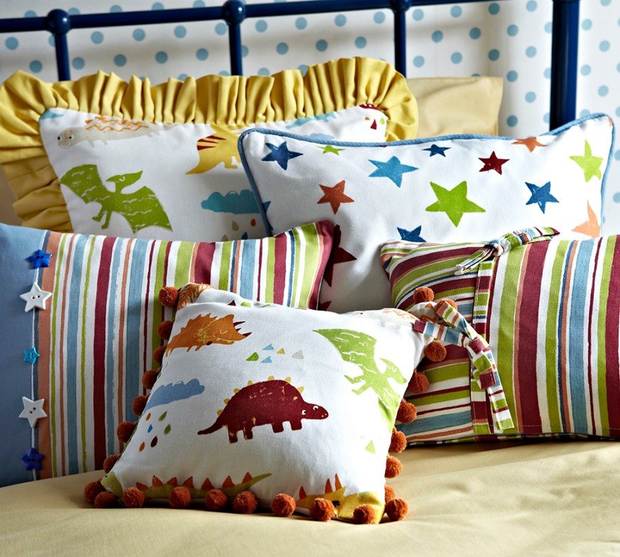 Cojines rayas, estrellas y dinosaurios - Villalba Interiorismo