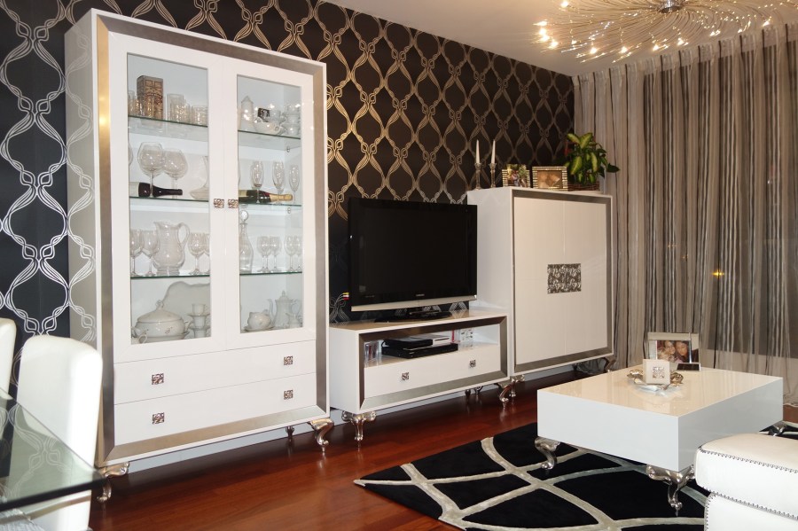 Salón muebles lacados en blanco y plata - Villalba Interiorismo