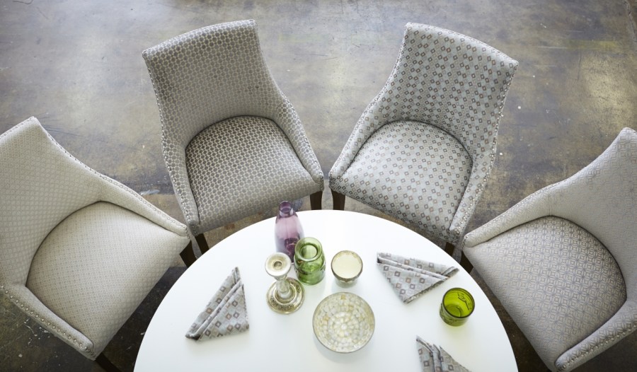 Sillas tapizadas con chenille - Villalba Interiorismo (2)