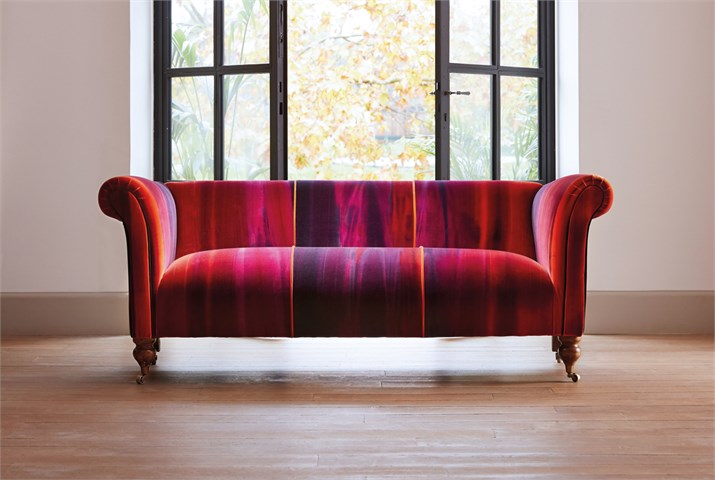 Sofá de terciopelo de Harlequin - Villalba Interiorismo