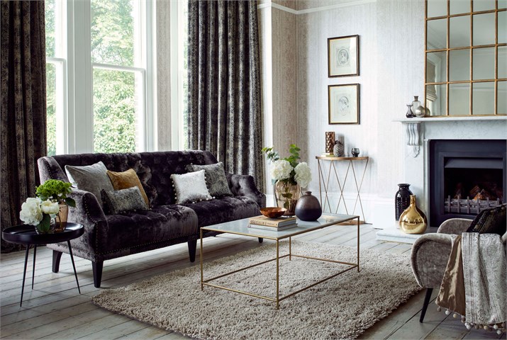 Sofá y cortinas de terciopelo velvet de Harlequin - Villalba Interiorismo