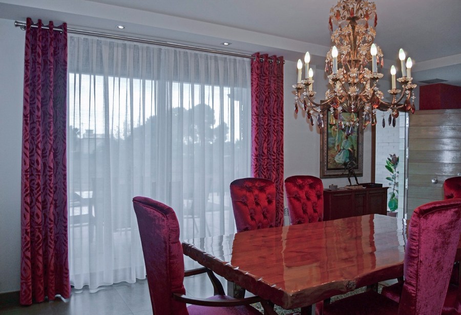 Comedor con dobles cortinas - Villalba Interiorismo