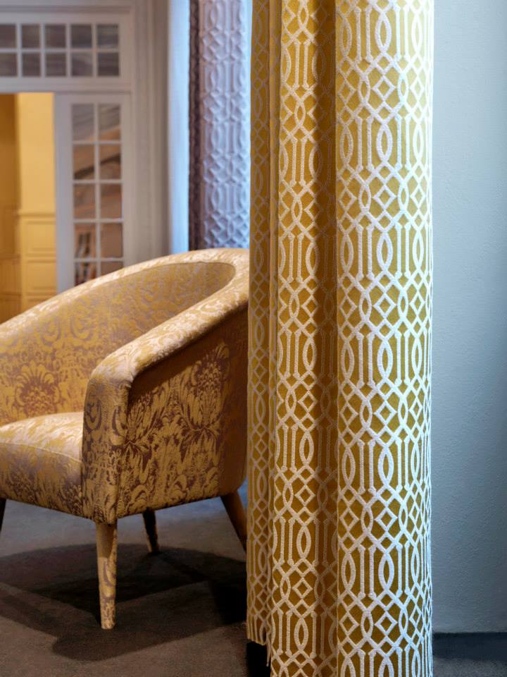 Telas tapizar, cortinas y cojines en amarillo - Villalba Interiorismo