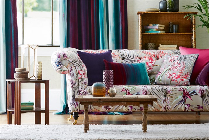 Cojines en un sofá estampado - Villalba Interiorismo