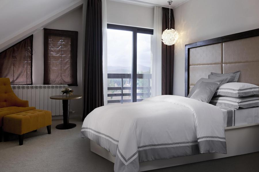 Dormitorio elegante con funda nórdica - Villalba Interiorismo