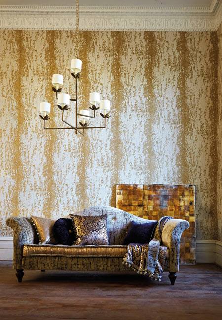 Papel pintado dorado y sofá toques azul - Villalba Interiorismo