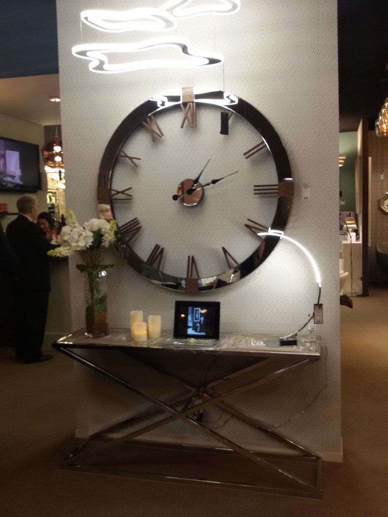 Reloj y consola de Schuller - Villalba Interiorismo