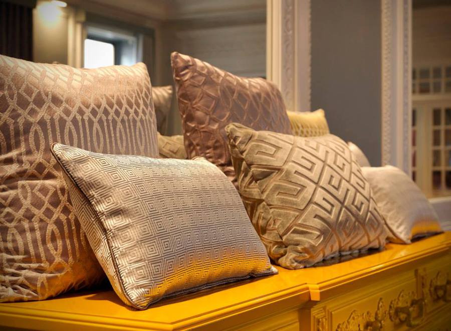 telas-tapizar-cortinas-y-cojines-en-beige-villalba-interiorismo