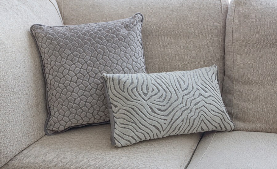 Cojines en crudo de terciopelo para sofá - Villalba Interiorismo