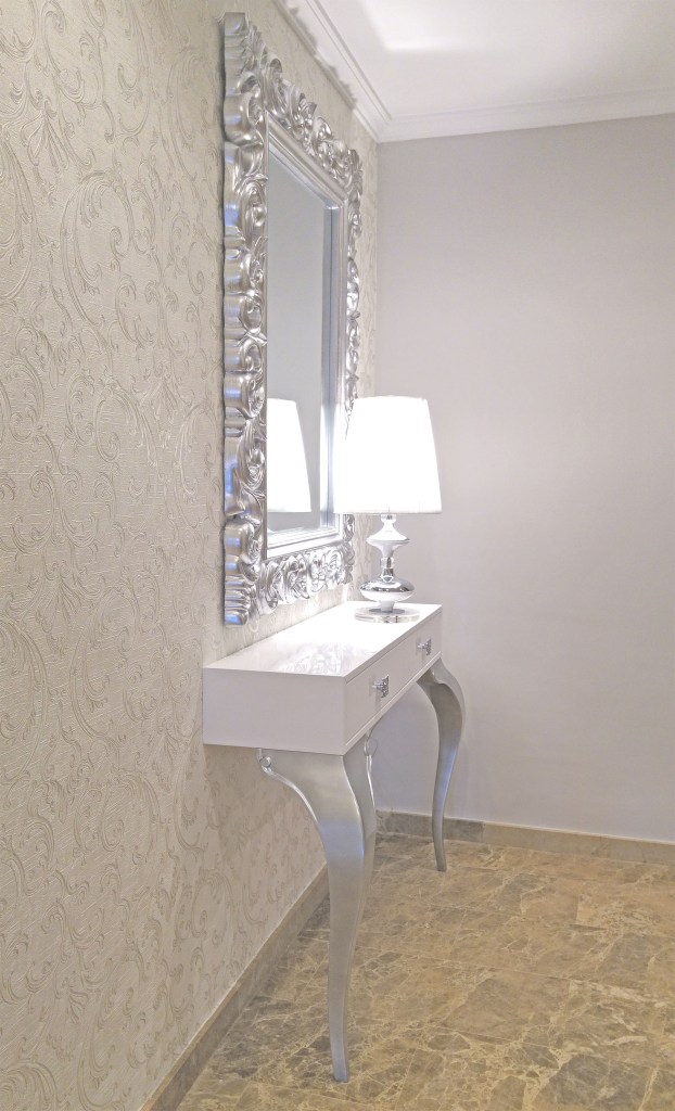 Consola blanca y plata para recibidor - Villalba Interiorismo (2)