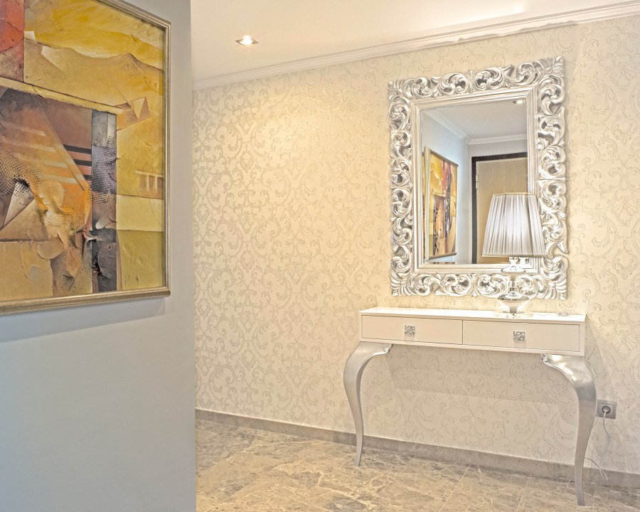 Consola blanca y plata para recibidor - Villalba Interiorismo