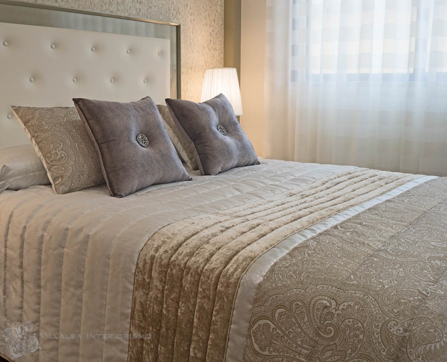 Dormitorio con colcha bouti y cojines de Kylie Minogue - Villalba Inteiorismo