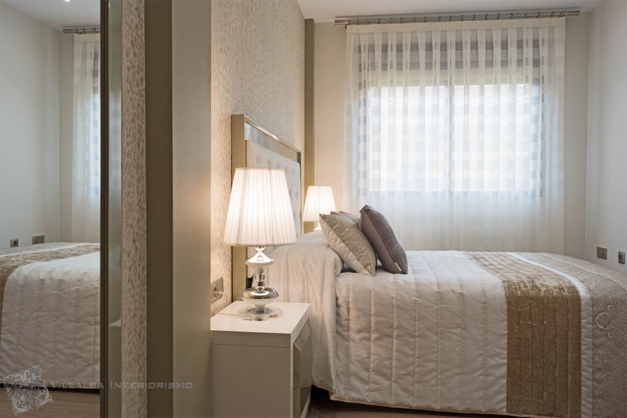 Dormitorio elegante con cortina en barra - Villalba Interiorismo