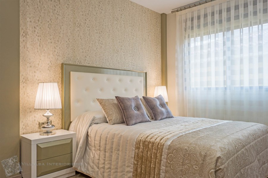 Dormitorio elegante con papel pintado de Roberto Cavalli - Villalba Interiorismo