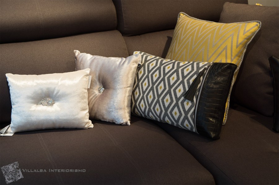 Coordinado cojines para sofá gris - Villalba Interiorismo