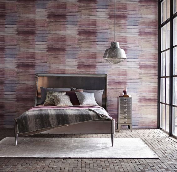 Dormitorio con papel pintado tipo industrial de Anthology - Villalba Interiorismo
