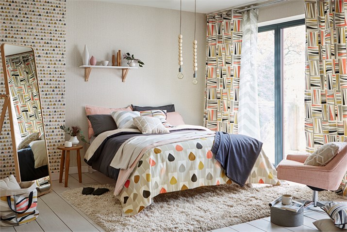 Dormitorio cortinas, colcha y cojines en rosa, gris y negro - Villalba Interiorismo