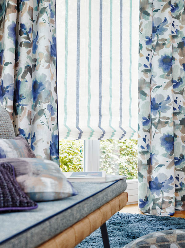 Estor a rayas y dobles flores en azul - Villalba Interiorismo