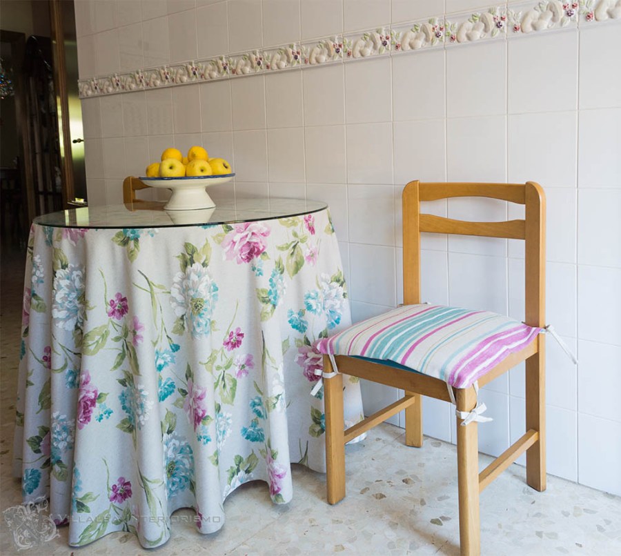 Falda camilla con tela flores - Villalba Interiorismo