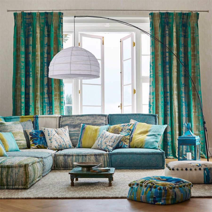 Cortinas, cojines y sofá con tela Harlequin - Villalba Interiorismo