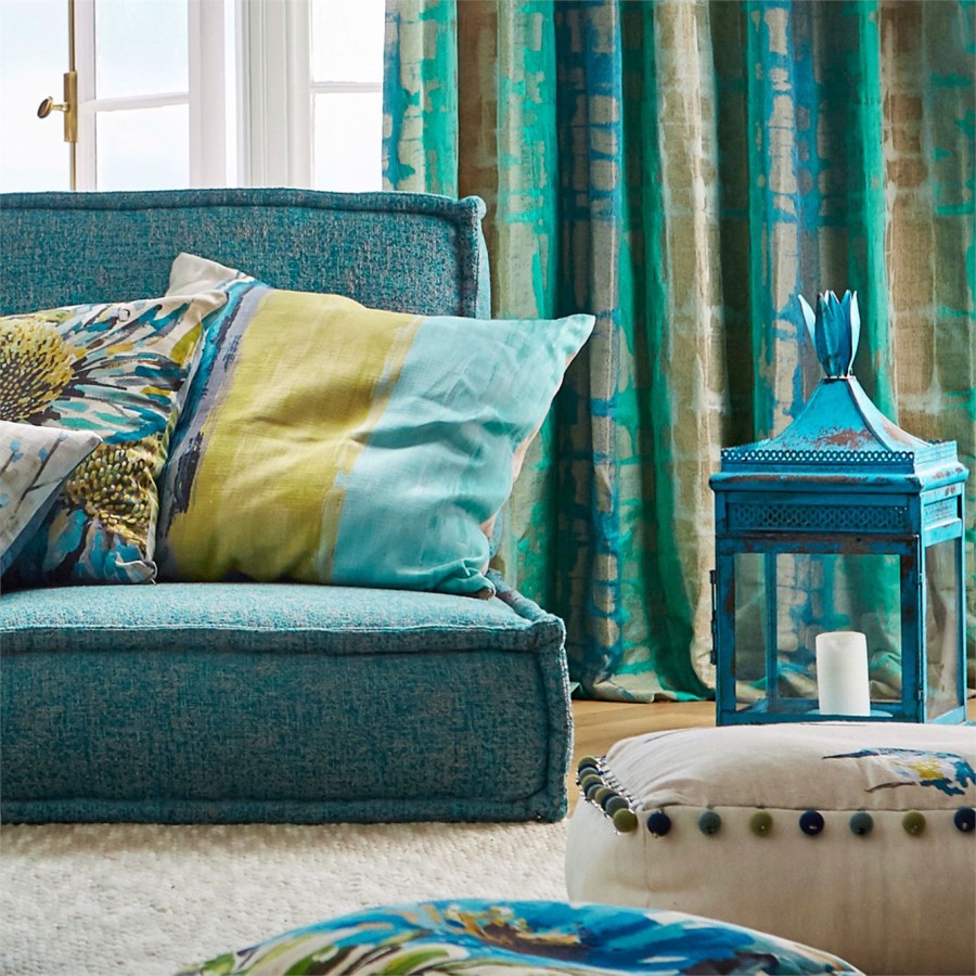 Cortinas, sofá y cojines con telas Harlequin - Villalba Interiorismo