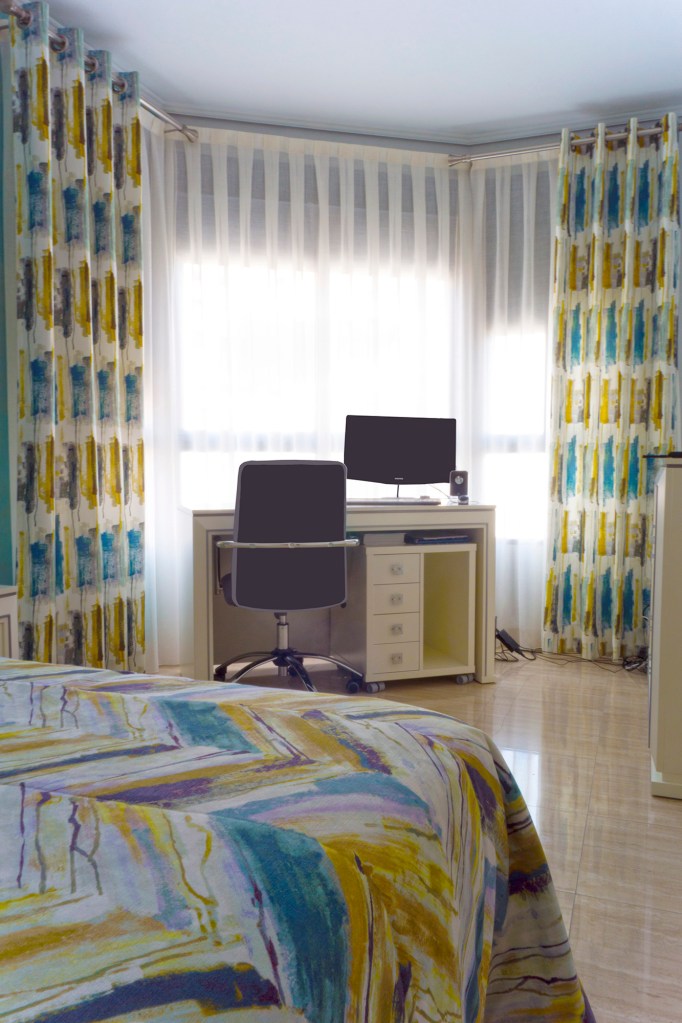 Dormitorio juvenil con dobles cortinas - Villalba Interiorismo (2)