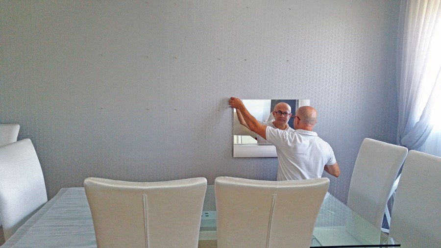 Colocando espejo en salón - Villalba Interiorismo