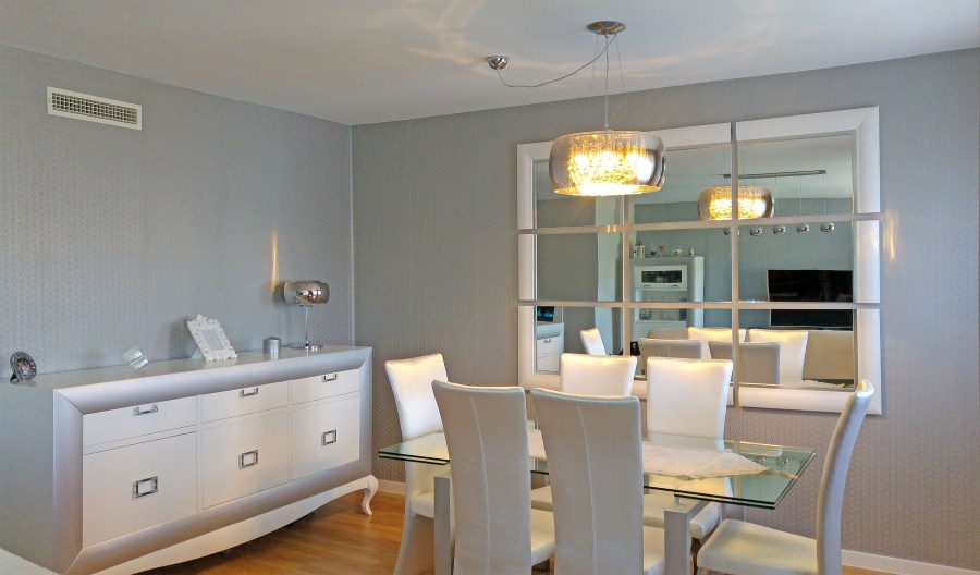 Salón con espejo a medida - Villalba Interiorismo