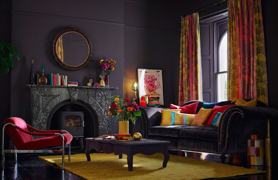 Salón en negro con cortinas y cojines de Harlequin - Villalba Interiorismo