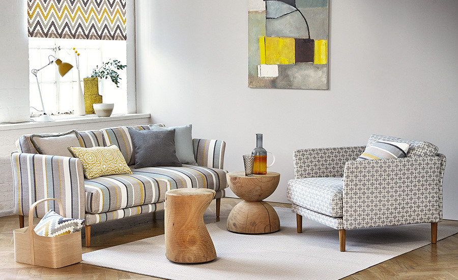 Sofá rayas en gris y amarillo - Villalba Interiorismo
