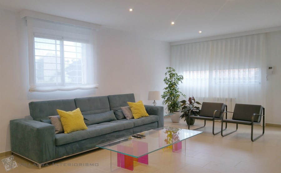 cortina-y-estor-blanca-para-salon-moderno-villalba-interiorismo