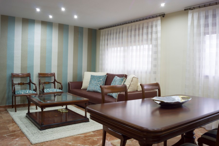 salon-comedor-con-papel-pintado-rayas-villalba-interiorismo
