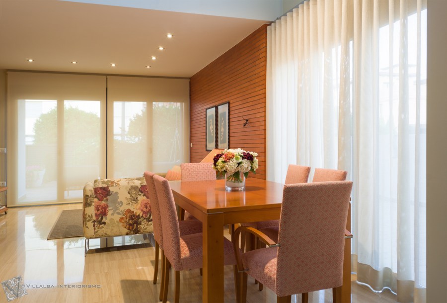 salon-comedor-moderno-con-enrollable-y-cortina-en-onda-perfecta-villaba-interiorismo